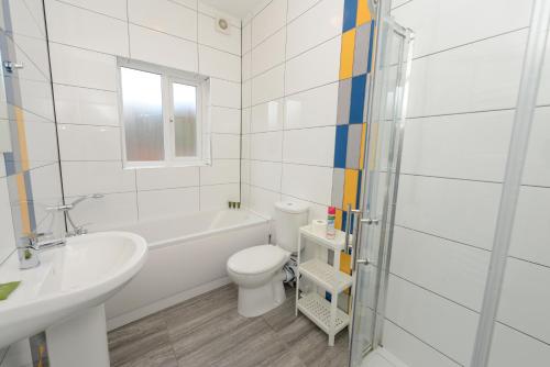 Bathroom, Perfect for Contractors! Spacious 5bed house with Parking - Radford in Radford