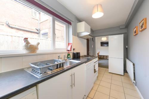Kitchen, Perfect for Contractors! Spacious 5bed house with Parking - Radford in Radford