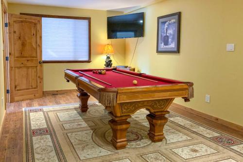 Expansive Tahoe Escape with Hot Tub Ski and Hike - image 8