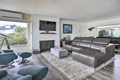 Serenity By The Sea - Chic Oceanfront Home with Deck, Brookings (foto 3)