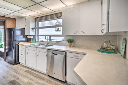 Serenity By The Sea - Chic Oceanfront Home with Deck, Brookings (foto 10)