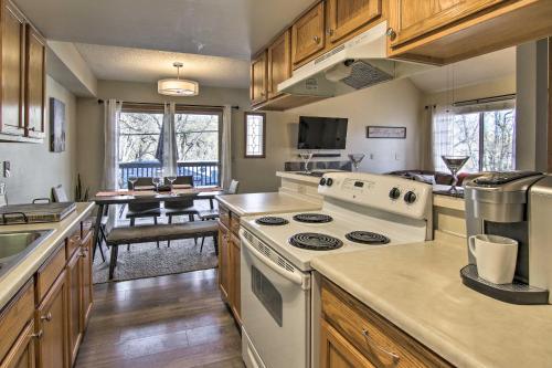 Manitou Springs Escape with AandC and Private Deck! in Manitou Springs, USA