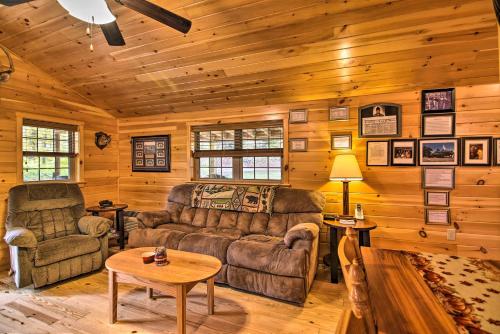 Hooah Cabin Retreat with Grill and Step-Free Access Hooah Cabin Retreat with Grill and Step-Free Access