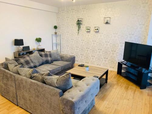 Modern 2 Bed Apartment, Close to Gla Airport & M8 - Paisley