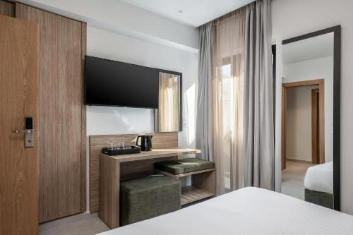 1 queen bed, 2 twin beds