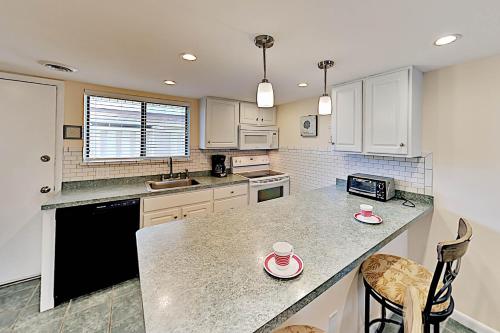 Updated Beach Club Condo - Pool - Walk to Beach condo - image 7