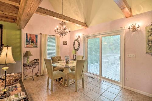 Rubys Landing Cottage with Deck and White River Views in แฟร์ฟิลด์เบย์ (อาร์คันซอ)