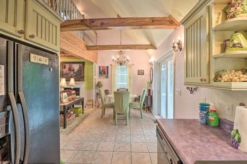 Rubys Landing Cottage with Deck and White River Views in แฟร์ฟิลด์เบย์ (อาร์คันซอ)