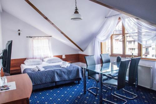 1 queen bed, 1 sofa bed