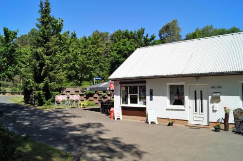 Ferienhaussiedlung am Chossewitzer See in Friedland, Deutschland