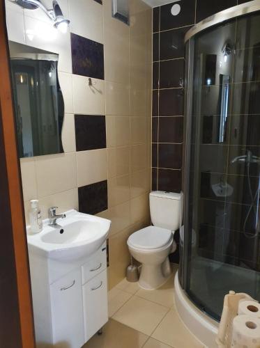 1 double bed, 2 twin beds