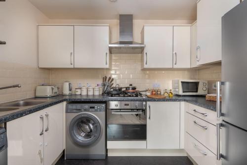 Virexxa Bletchley - Executive Suite - 2Bed Flat with Free Parking