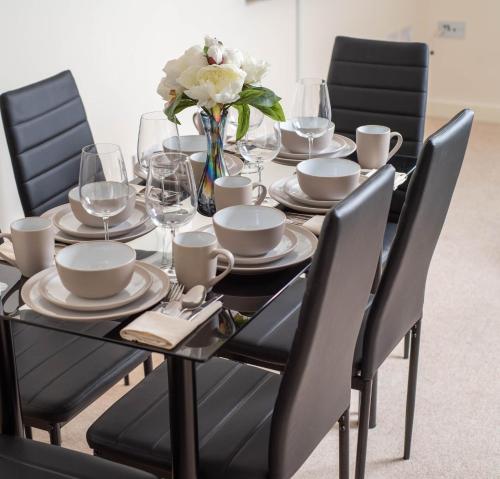 Virexxa Bletchley - Executive Suite - 2Bed Flat with Free Parking