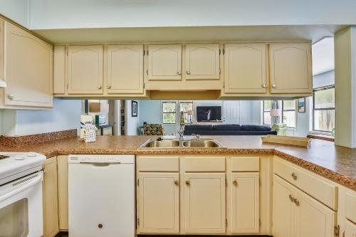 Dolphin Den 603 by Book That Condo - image 7