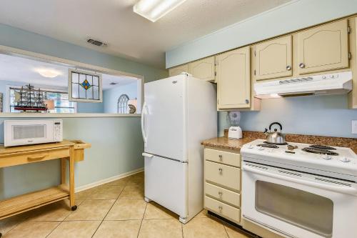 Dolphin Den 603 by Book That Condo - image 9