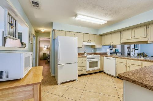 Dolphin Den 603 by Book That Condo - image 11