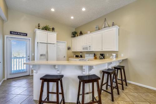 Beach Bungalow by Book That Condo - main image