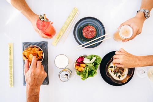 Kaimana Beach Hotel - image 3