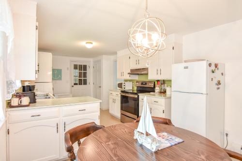 904 Newly Furnished AC Golf and Town Nearby Minutes to Beach Dog Friendly - image 6