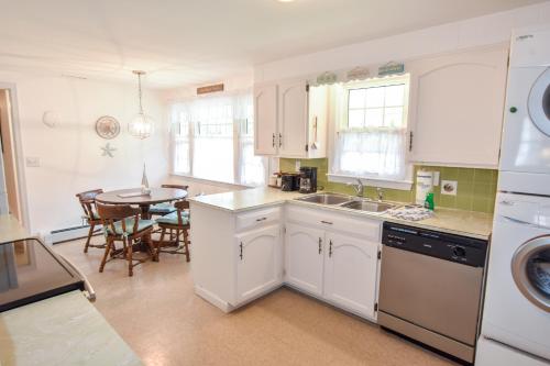 904 Newly Furnished AC Golf and Town Nearby Minutes to Beach Dog Friendly - image 7