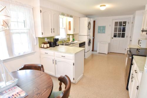 904 Newly Furnished AC Golf and Town Nearby Minutes to Beach Dog Friendly - image 9