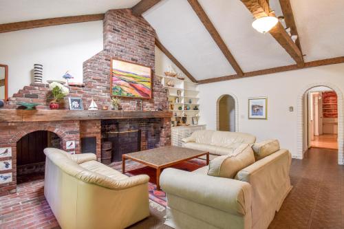 319 Family compound Game Room 2 min walk to downtown 5 min to Long Pond - main image