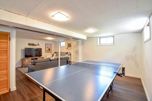 606 GAME ROOM Large backyard with deck 10 min walk to Nantucket Sound - image 2