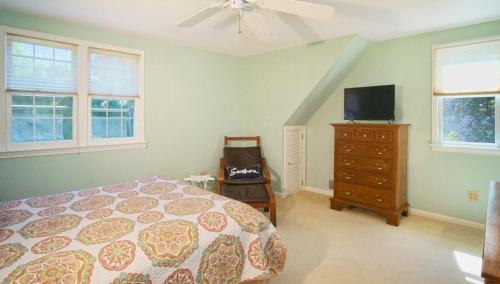 606 GAME ROOM Large backyard with deck 10 min walk to Nantucket Sound - image 8