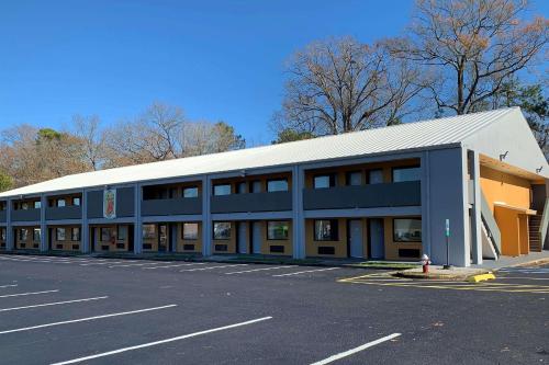 . Super 8 by Wyndham Newport News
