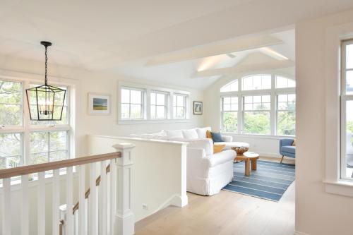 424 Gorgeous Architectural Home with Water Views Steps From Private Beach - image 8