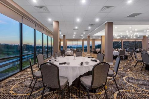 ห้องอาหาร, วินด์แฮม แลงคาสเตอร์ รีสอร์ต แอนด์ คอนเวนชัน เซ็นเตอร์ (Wyndham Lancaster Resort and Convention Center) in แลงแคสเตอร์ (PA)