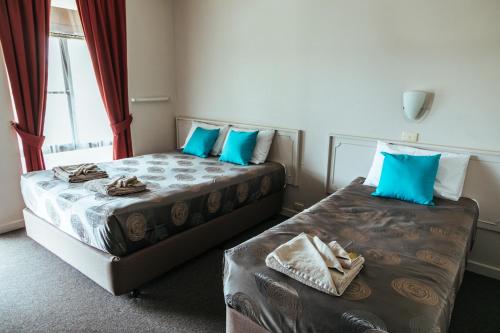 1 double bed, 1 twin bed