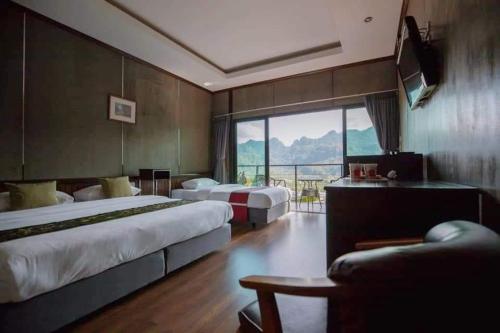 Blue Mountain Phangnga Resort Located in Mueang Phang Nga, Blue Mountain Phangnga Resort is a perfect starting point from which to explore Phang Nga. The property features a wide range of facilities to make your stay a pleasant ex