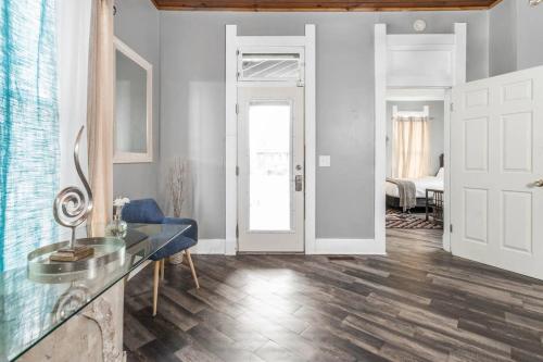 Modern 3 Bedroom House in Fountain Square 3 min to Lucas Oil - main image