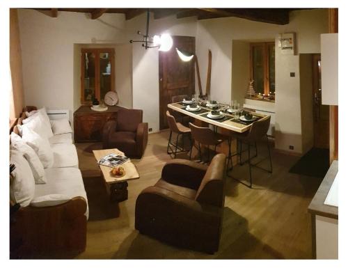 Maison authentique de montagne au cœur du village historique d’Huez gîte à louer La Garde