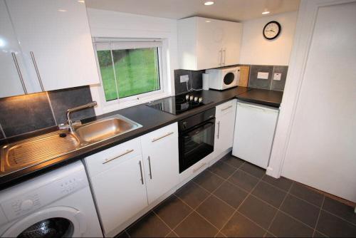 廚房, Ellary Cottage - Cosy Sleeps 4 Property, Remote Location at the Edge of the Water in 古羅克
