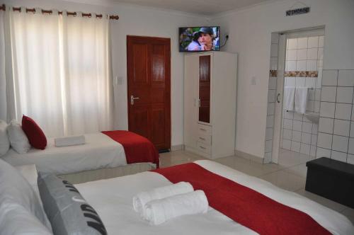 1 double bed, 1 twin bed