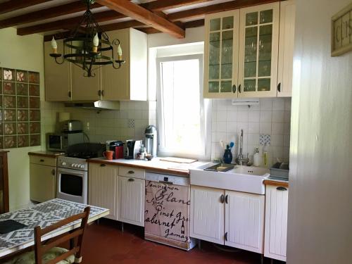 Kitchen, Charmante ancienne maison garde-barriere Oise 25min Roissy in Other