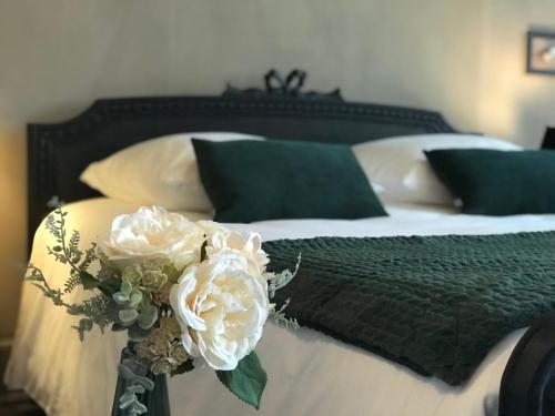 1 queen bed, 2 twin beds