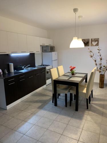 Várlak Apartman - Apartment - Dinnyés