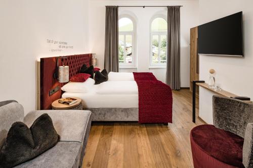 1 queen bed, 1 sofa bed