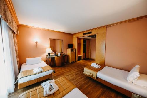 3 twin beds