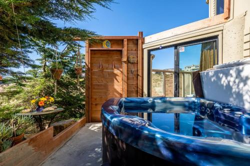 Facilities, Above and Beyond! Hot tub! Endless Views! Rooftop Patio! Fast WiFi!! Dog Friendly! in Dillon Beach (CA)
