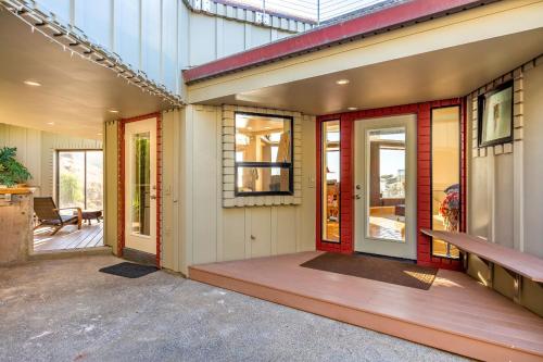 Above and Beyond! Hot tub! Endless Views! Rooftop Patio! Fast WiFi!! Dog Friendly! photo 3