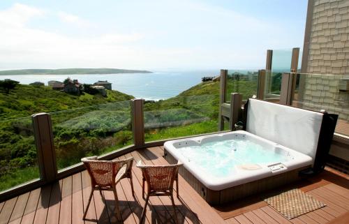 Beach Nest! Hot Tub! Sauna! BBQ Grill! AMAZING VIEWS!! Romantic Getaway! Dog Friendly!! photo 1