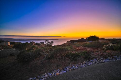 Beach Nest! Hot Tub! Sauna! BBQ Grill! AMAZING VIEWS!! Romantic Getaway! Dog Friendly!! photo 3