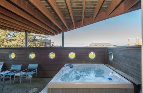 Knot-a-Care! Hot Tub!! Walk to Beach!! BBQ! Fast WiFi!! photo 4