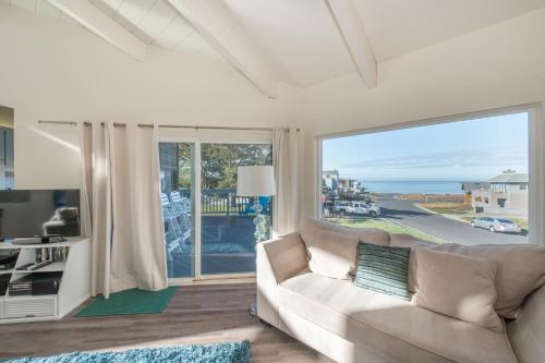 Knot-a-Care! Hot Tub!! Walk to Beach!! BBQ! Fast WiFi!! - image 3