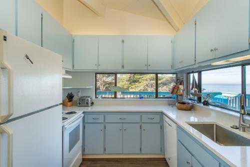 Knot-a-Care! Hot Tub!! Walk to Beach!! BBQ! Fast WiFi!! - image 7