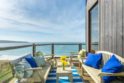 Breaking Waves! On the Bluff! AMAZING VIEWS!! BBQ! Fast WiFi! Walk to Beach!!! photo 1